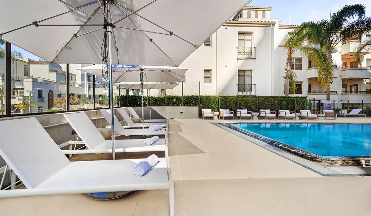 Surfs Up! Cozy 1 Bedroom With Fountain View *